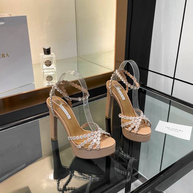 Aquazzura 2024经典款的高跟防水台水钻凉鞋，真的美到我心坎里啦！璀璨的水钻在阳光下闪烁，如同繁星点点。防水台的设计贴心又舒适，高跟鞋则赋予了自信的力